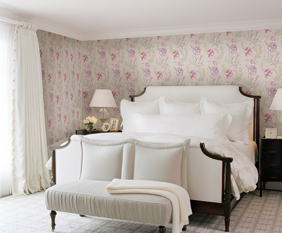 Aménagement d'une chambre parentale grise et rose classique avec un mur multicolore.