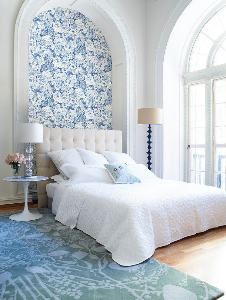 Imagen de dormitorio principal tradicional con paredes multicolor y suelo de madera en tonos medios