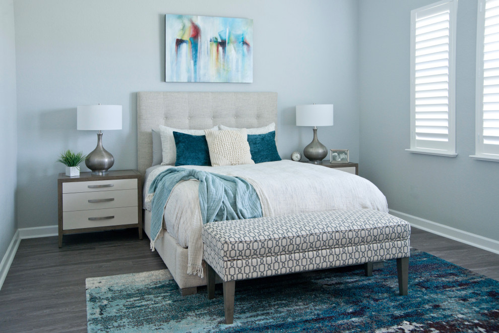 Свежая идея для дизайна: хозяйская спальня среднего размера в современном стиле с серыми стенами, полом из керамогранита и серым полом - отличное фото интерьера