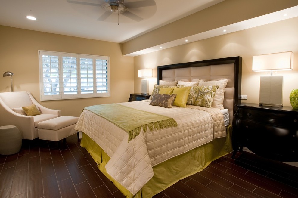 На фото: хозяйская спальня среднего размера в стиле неоклассика (современная классика) с бежевыми стенами, темным паркетным полом и коричневым полом без камина