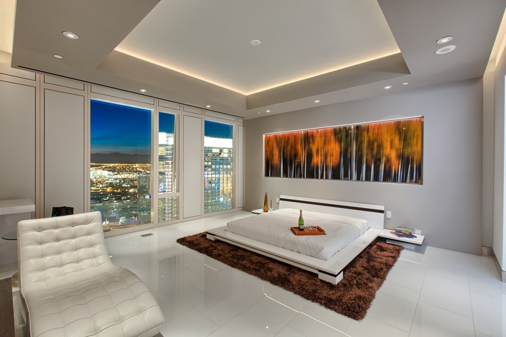 Großes Modernes Hauptschlafzimmer mit weißer Wandfarbe und Porzellan-Bodenfliesen in Los Angeles