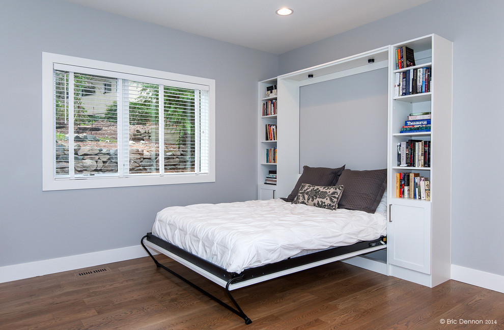 Foto de habitación de invitados actual de tamaño medio con suelo de madera en tonos medios y paredes grises