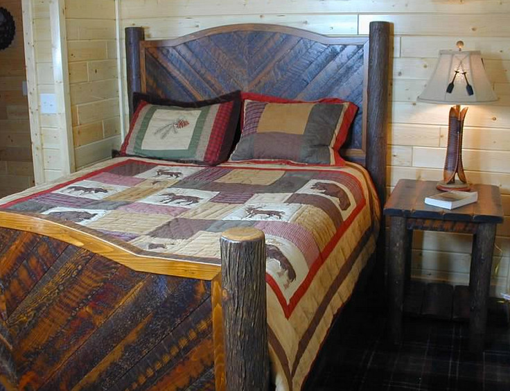 Modelo de habitación de invitados rústica de tamaño medio sin chimenea con suelo de madera oscura y suelo marrón