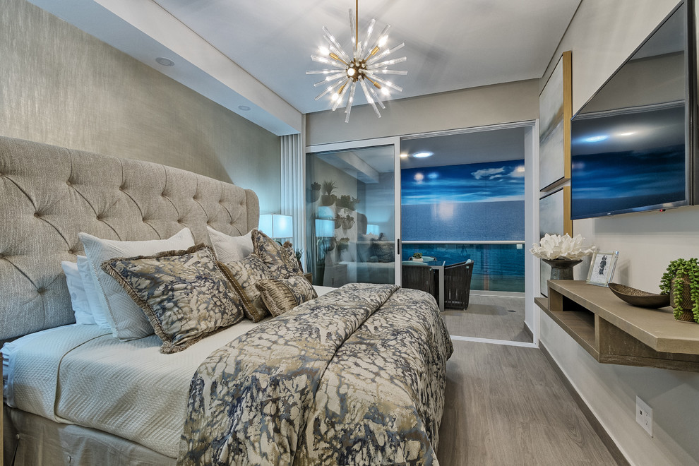 Modelo de dormitorio principal marinero pequeño con paredes grises, suelo de baldosas de porcelana y suelo beige