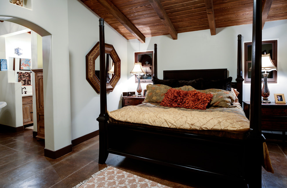 На фото: спальня в средиземноморском стиле с белыми стенами и кроватью в нише с