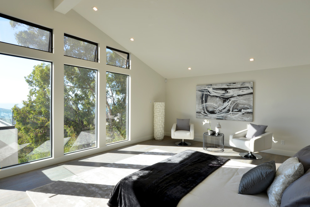 Modelo de dormitorio principal minimalista extra grande con paredes blancas y suelo de madera clara