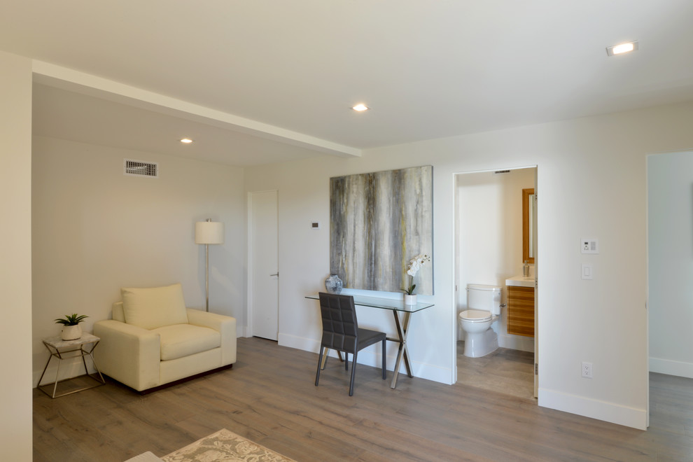 Großes Modernes Gästezimmer ohne Kamin mit weißer Wandfarbe und hellem Holzboden in San Diego