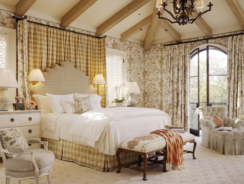 Стильный дизайн: спальня в классическом стиле с разноцветными стенами и ковровым покрытием - последний тренд