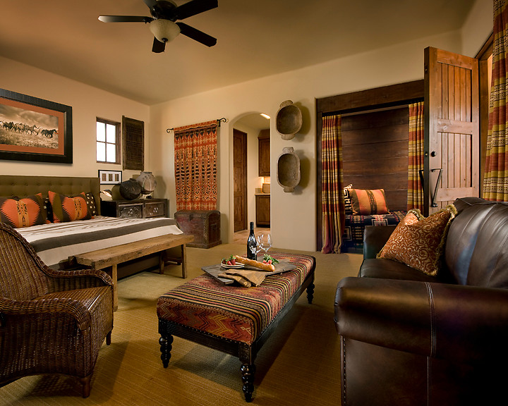 フェニックスにあるサンタフェスタイルのおしゃれな寝室のインテリア