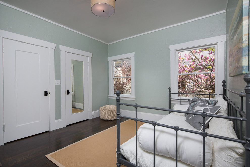 Esempio di una camera degli ospiti minimal di medie dimensioni con pareti verdi, parquet scuro e pavimento marrone