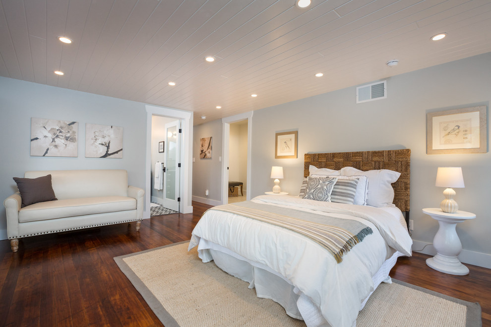 Foto de dormitorio principal marinero grande con paredes grises y suelo de madera en tonos medios
