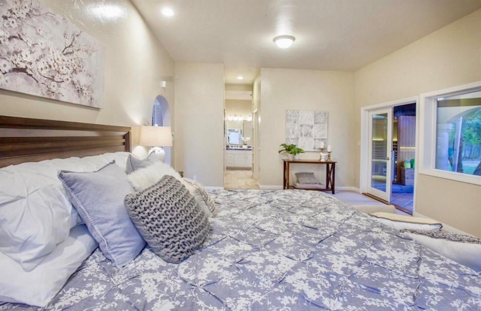 Großes Mediterranes Hauptschlafzimmer mit weißer Wandfarbe, Teppichboden und weißem Boden in San Diego