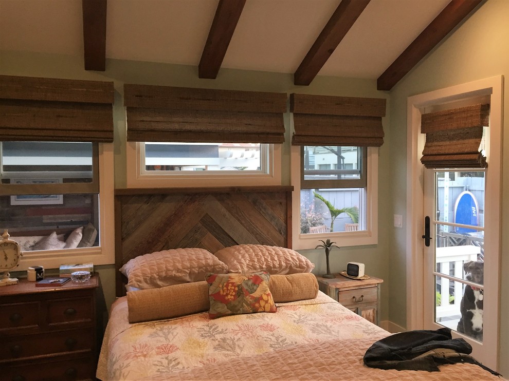 Diseño de dormitorio principal marinero pequeño con paredes verdes, suelo de madera en tonos medios y suelo marrón