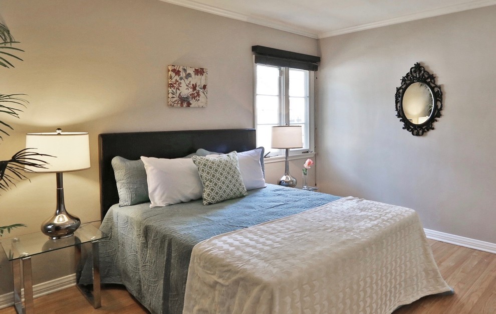 Foto de dormitorio principal clásico renovado de tamaño medio sin chimenea con paredes grises y suelo de madera clara