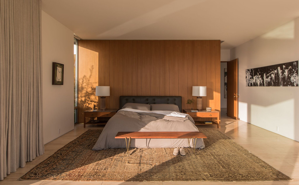 Retro Hauptschlafzimmer ohne Kamin mit weißer Wandfarbe und beigem Boden in Los Angeles