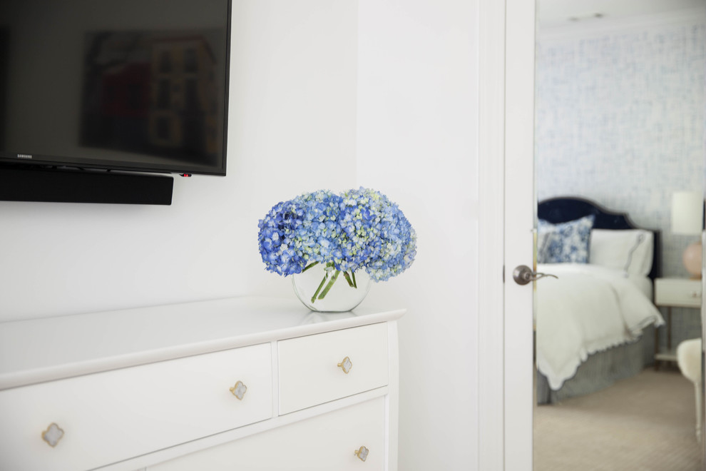 Modelo de habitación de invitados clásica renovada grande con paredes azules, moqueta y suelo beige