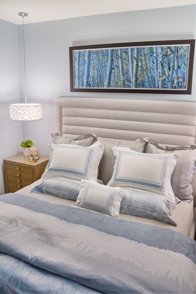 フェニックスにある中くらいなコンテンポラリースタイルのおしゃれな主寝室 (青い壁、カーペット敷き、ベージュの床) のインテリア