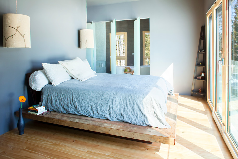 他の地域にあるコンテンポラリースタイルのおしゃれな寝室 (青い壁、淡色無垢フローリング) のレイアウト