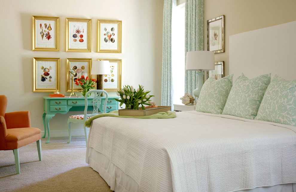 Foto di una piccola camera degli ospiti classica con pareti beige, moquette e angolo studio