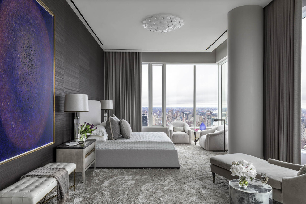 Modernes Schlafzimmer mit grauer Wandfarbe, Teppichboden, grauem Boden und Tapetenwänden in New York