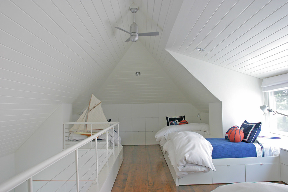 ミルウォーキーにある中くらいなトランジショナルスタイルのおしゃれなロフト寝室 (白い壁、無垢フローリング、暖炉なし) のレイアウト