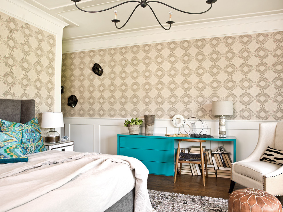 Ispirazione per una camera da letto tradizionale di medie dimensioni con pareti beige, parquet scuro e pavimento marrone