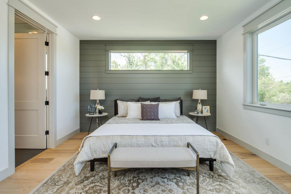 Пример оригинального дизайна: хозяйская спальня среднего размера в стиле неоклассика (современная классика) с серыми стенами, светлым паркетным полом и стенами из вагонки