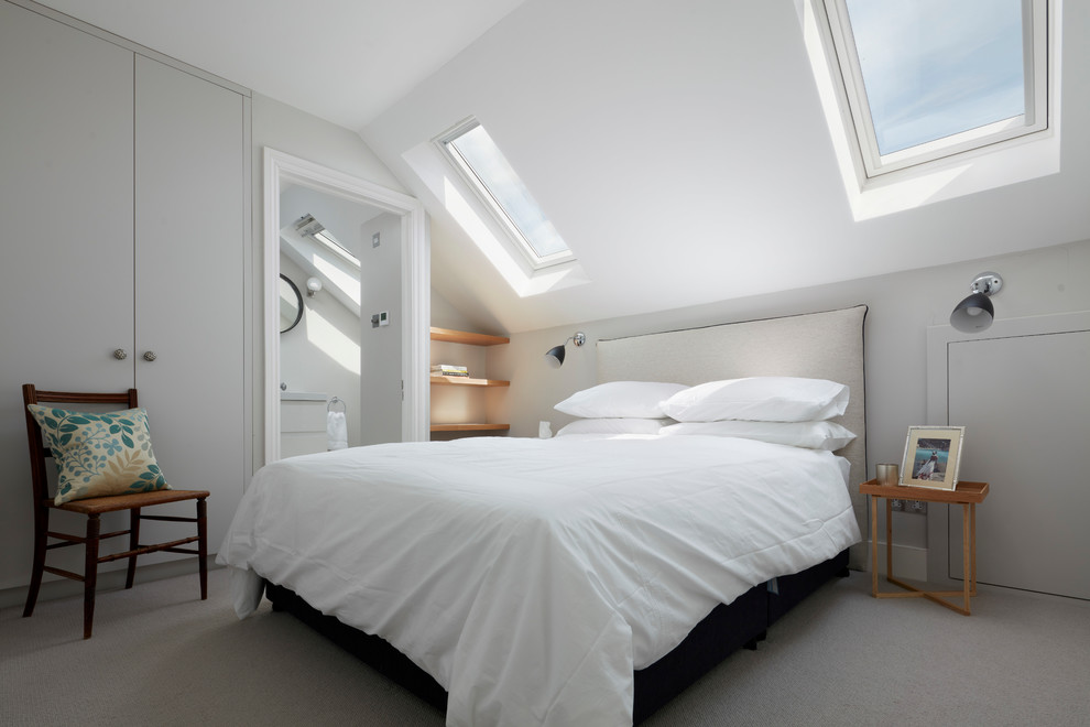 Свежая идея для дизайна: гостевая спальня (комната для гостей) в стиле неоклассика (современная классика) с серыми стенами, ковровым покрытием и серым полом - отличное фото интерьера