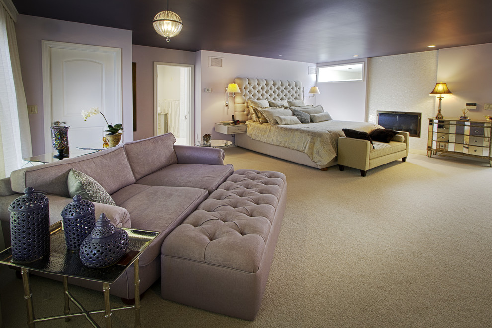 Großes Klassisches Hauptschlafzimmer mit weißer Wandfarbe, Teppichboden, Kamin, verputzter Kaminumrandung und beigem Boden in New York