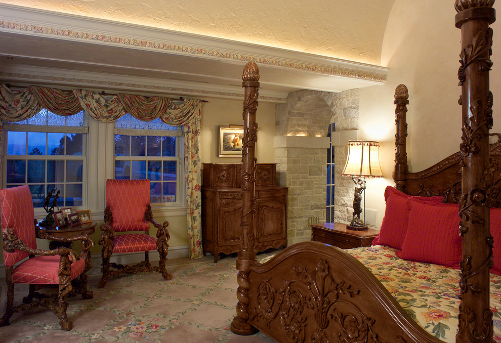 Идея дизайна: большая спальня в классическом стиле с белыми стенами и ковровым покрытием