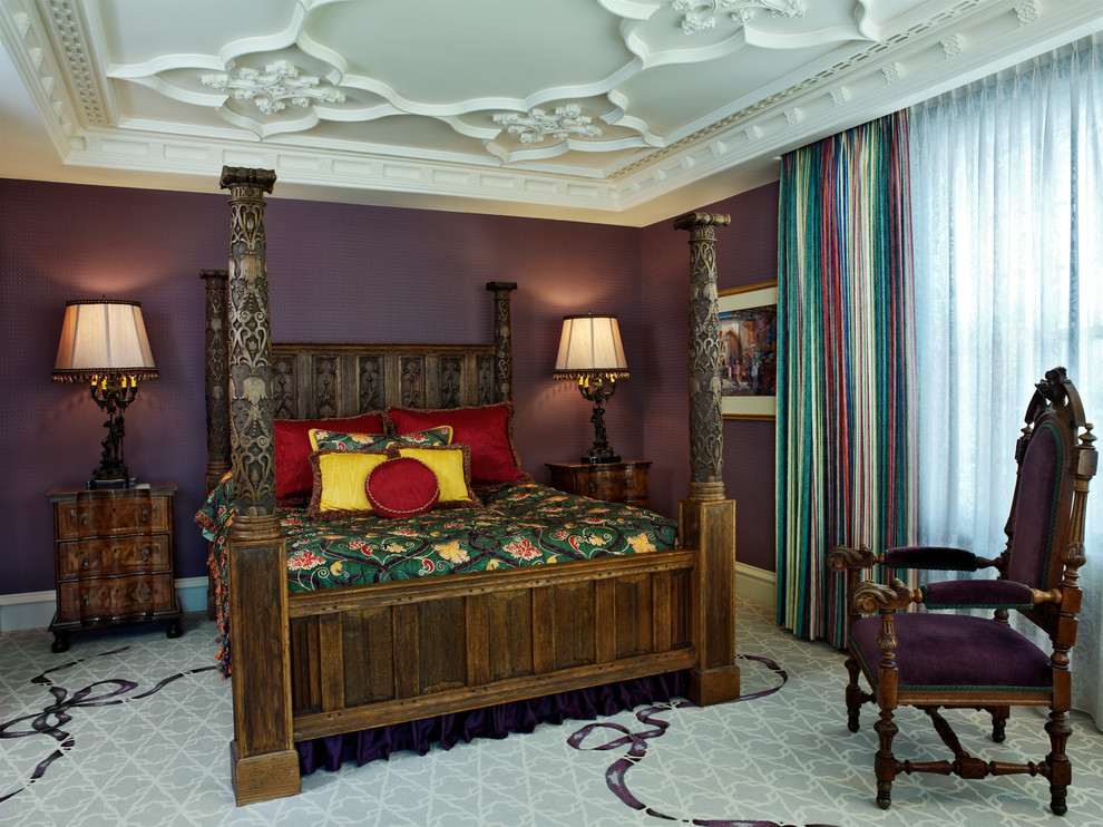 Cette image montre une grande chambre avec moquette traditionnelle avec un mur violet.