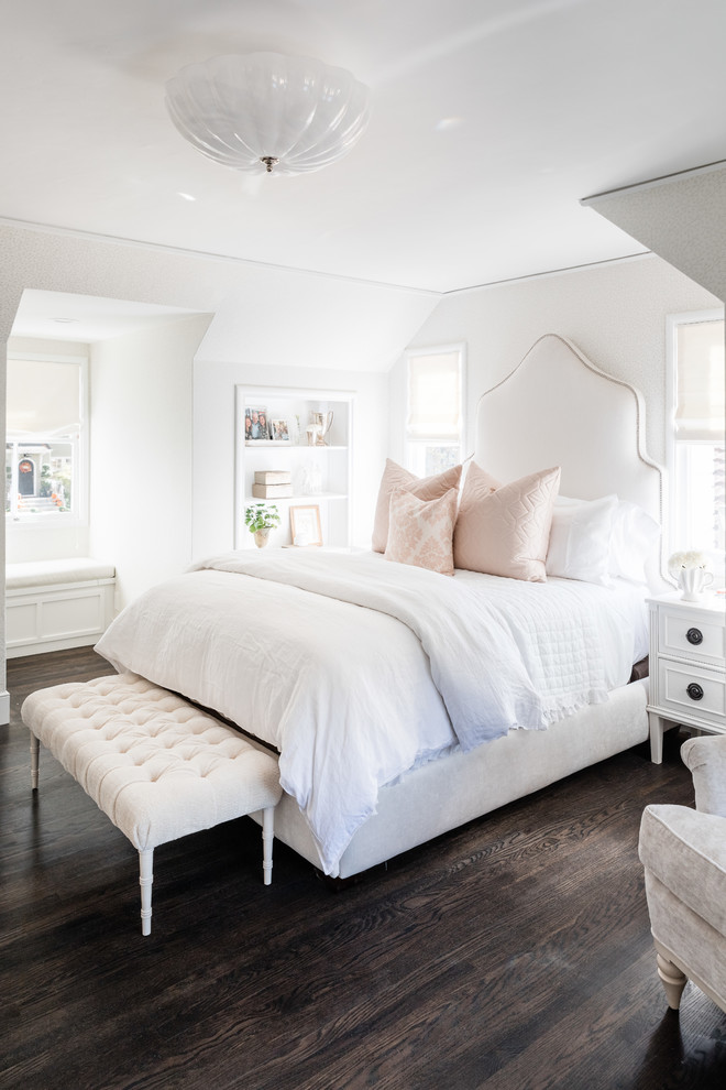 Exemple d'une chambre chic avec un mur blanc, parquet foncé et un sol marron.