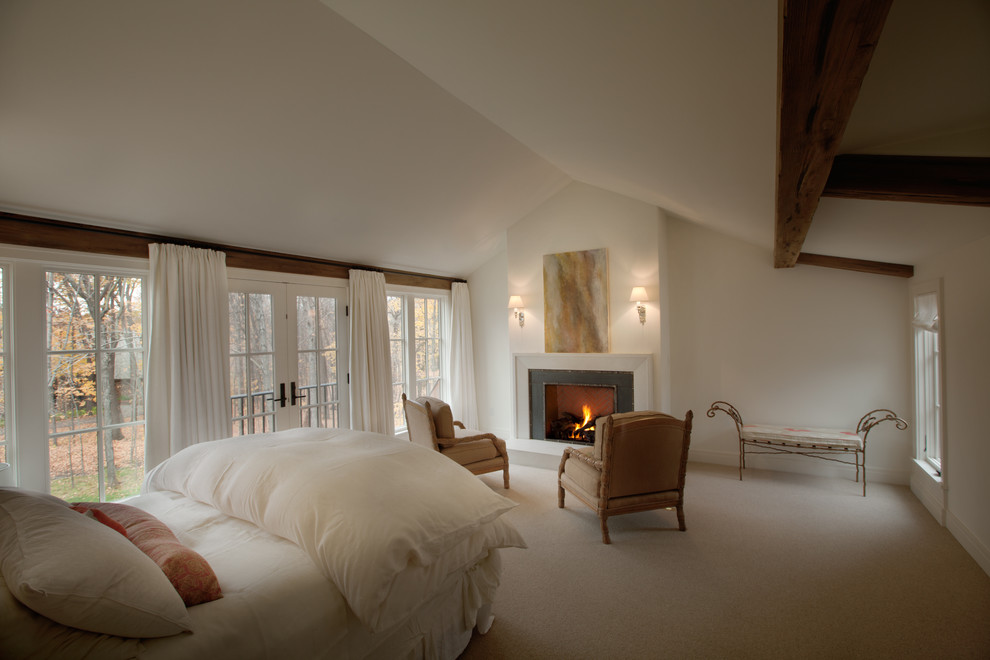 Imagen de dormitorio de estilo de casa de campo con paredes blancas, moqueta, todas las chimeneas y techo inclinado