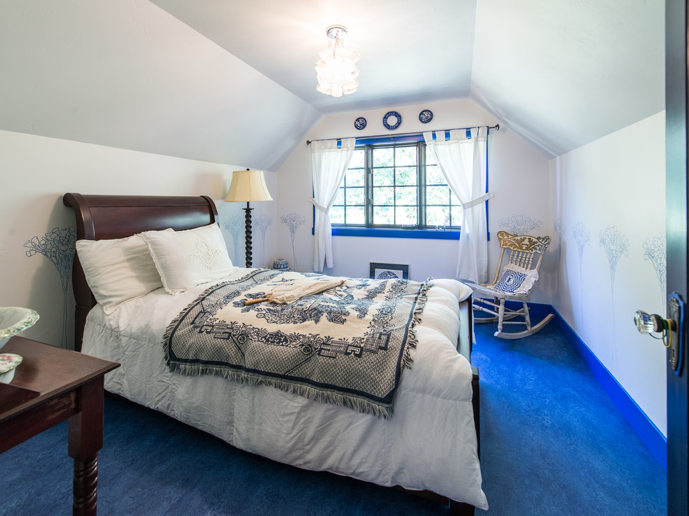 Diseño de dormitorio tipo loft de estilo americano de tamaño medio sin chimenea con paredes blancas y suelo de linóleo