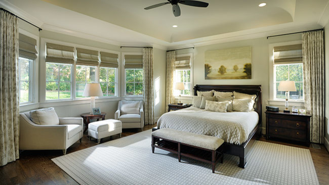 Ejemplo de dormitorio principal clásico renovado grande sin chimenea con paredes beige y suelo de madera oscura