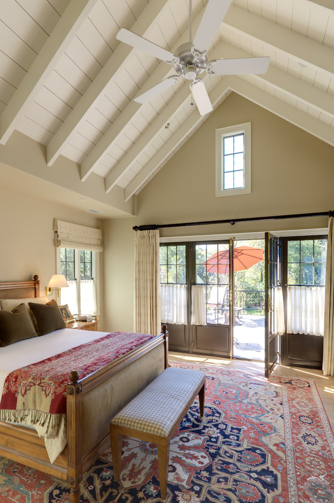 Diseño de dormitorio principal clásico con paredes beige y suelo de madera clara