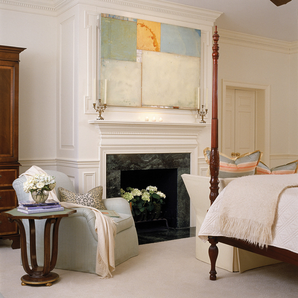 Aménagement d'une grande chambre classique avec un mur blanc, une cheminée standard et un manteau de cheminée en pierre.