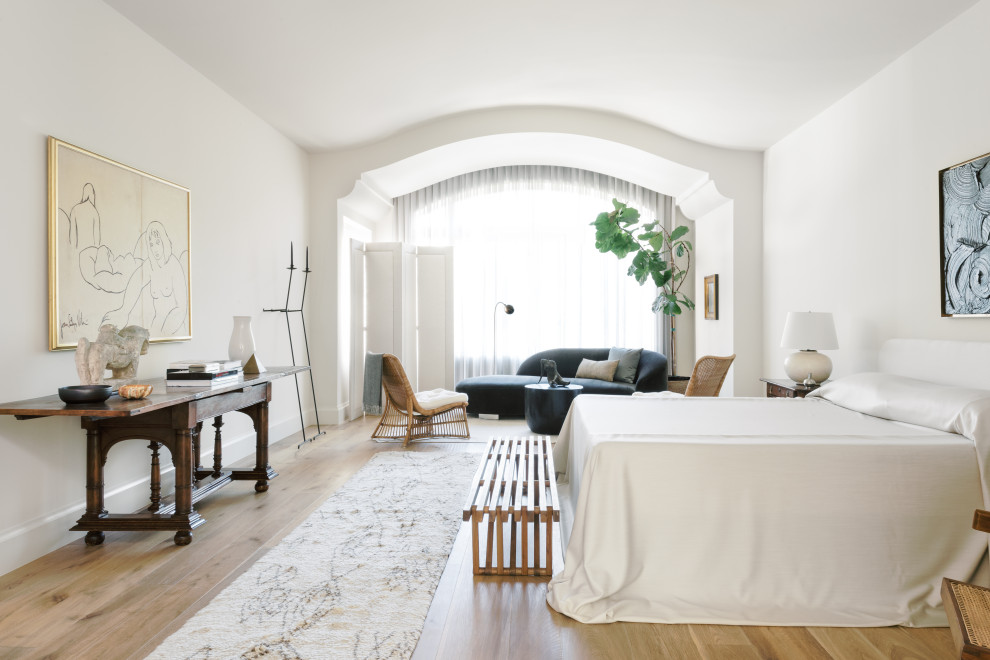 Imagen de dormitorio principal clásico renovado sin chimenea con paredes blancas y suelo de madera clara