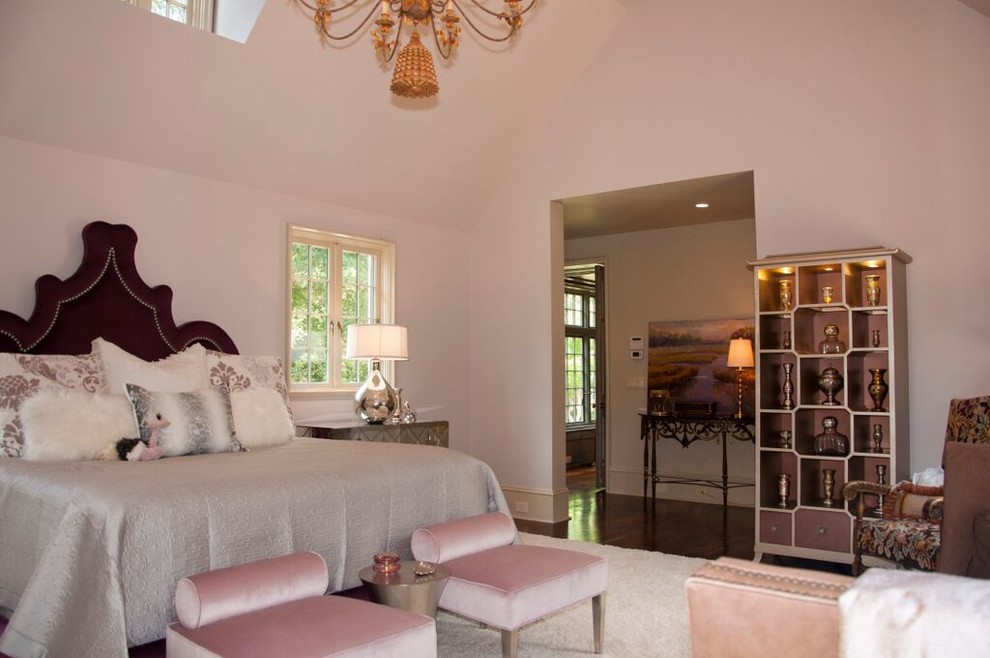 Свежая идея для дизайна: хозяйская спальня среднего размера в классическом стиле с розовыми стенами - отличное фото интерьера