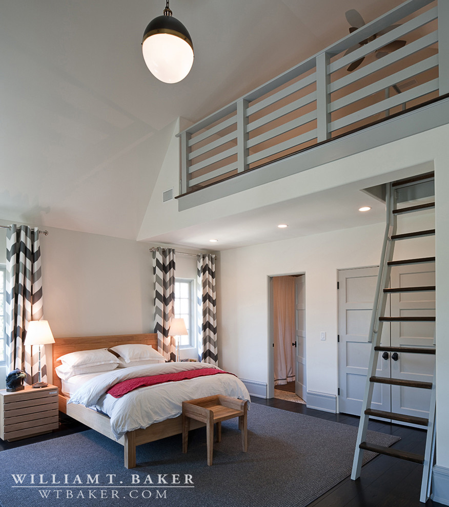 На фото: спальня на антресоли в стиле неоклассика (современная классика) с белыми стенами, паркетным полом среднего тона и коричневым полом с