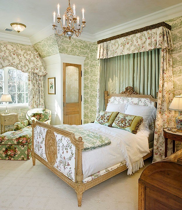 Idées déco pour une chambre classique avec un mur vert et un sol beige.
