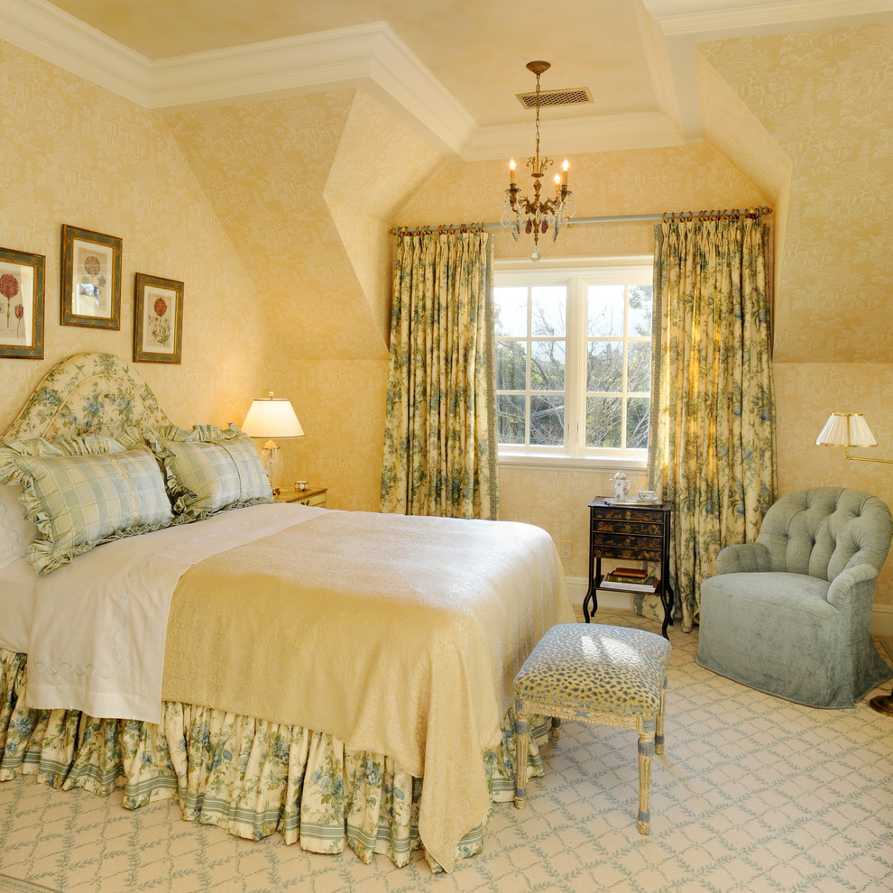 Свежая идея для дизайна: гостевая спальня (комната для гостей) в классическом стиле с зелеными стенами, ковровым покрытием и бежевым полом - отличное фото интерьера