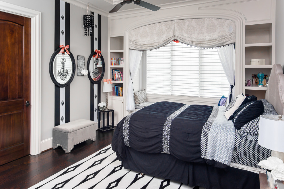 Идея дизайна: гостевая спальня среднего размера, (комната для гостей) в средиземноморском стиле с серыми стенами, темным паркетным полом и коричневым полом без камина