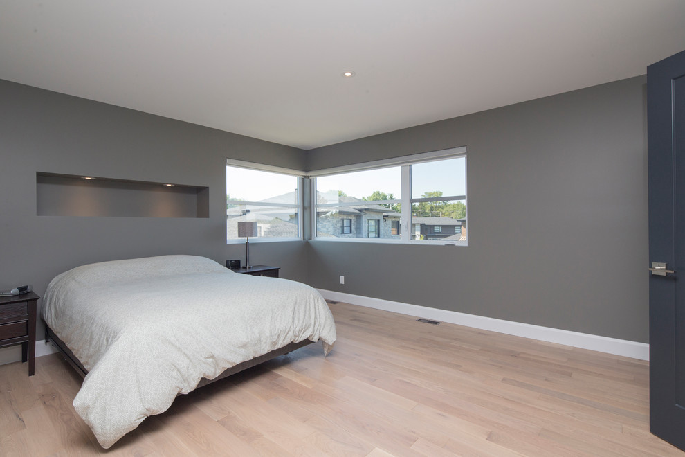 На фото: хозяйская спальня среднего размера с серыми стенами, паркетным полом среднего тона и белым полом