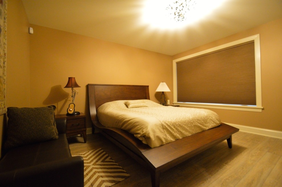 Foto på ett mellanstort funkis gästrum, med bruna väggar