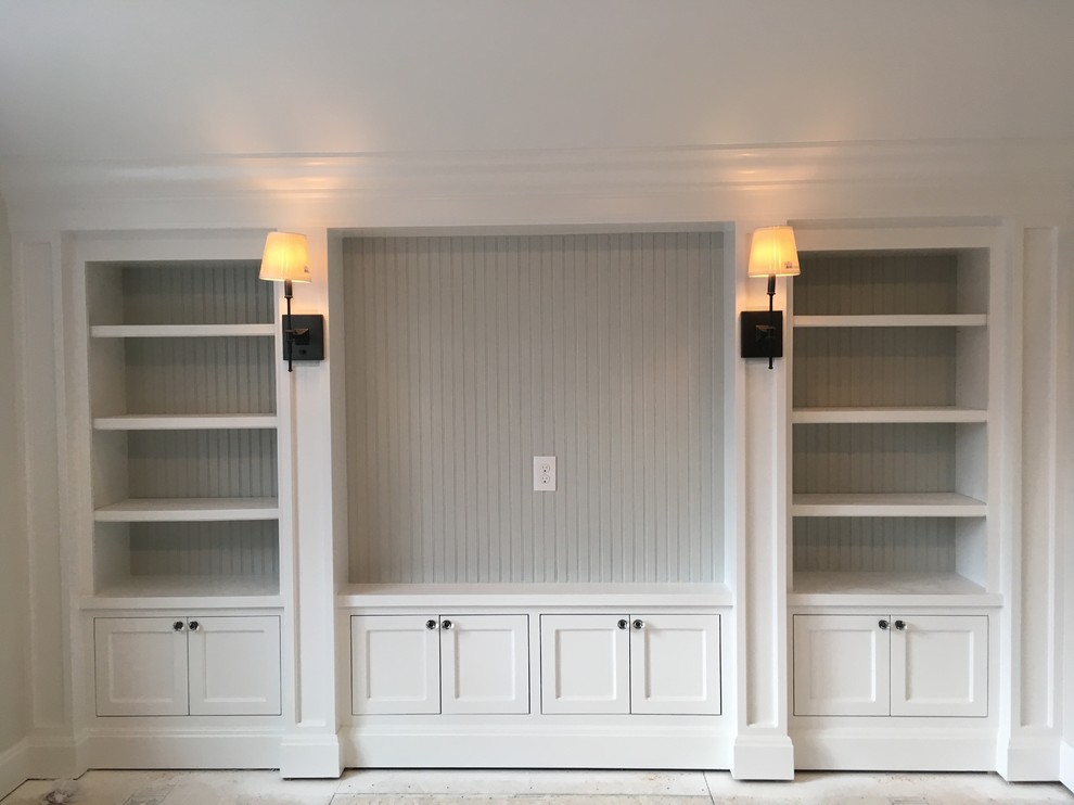 Cette image montre une chambre parentale design de taille moyenne avec un mur blanc.