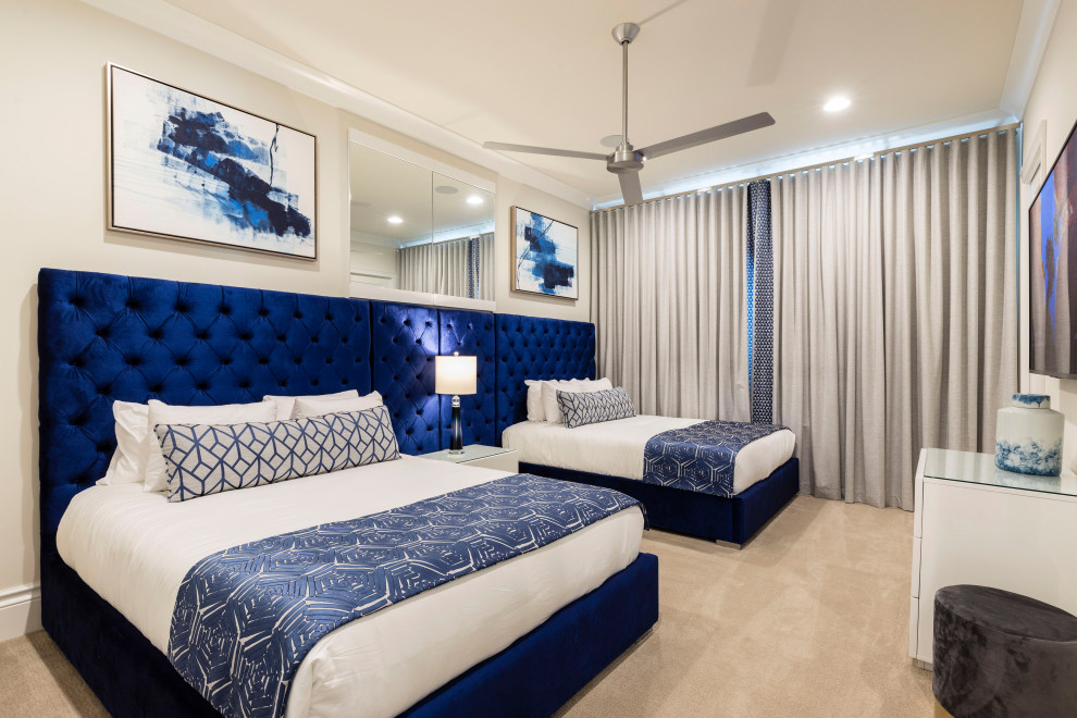 Foto de habitación de invitados actual de tamaño medio con paredes blancas, moqueta y suelo beige