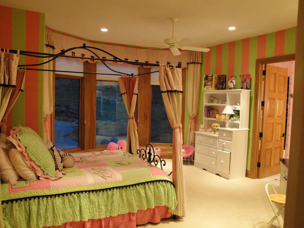 На фото: спальня среднего размера в стиле фьюжн с розовыми стенами и ковровым покрытием с