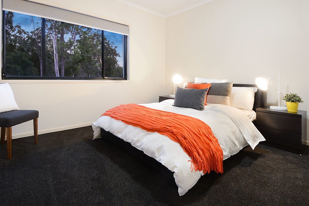 Modelo de dormitorio actual de tamaño medio con paredes blancas, moqueta y suelo gris