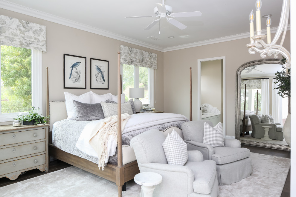 Ejemplo de dormitorio principal clásico renovado con paredes beige, suelo de madera oscura y suelo marrón